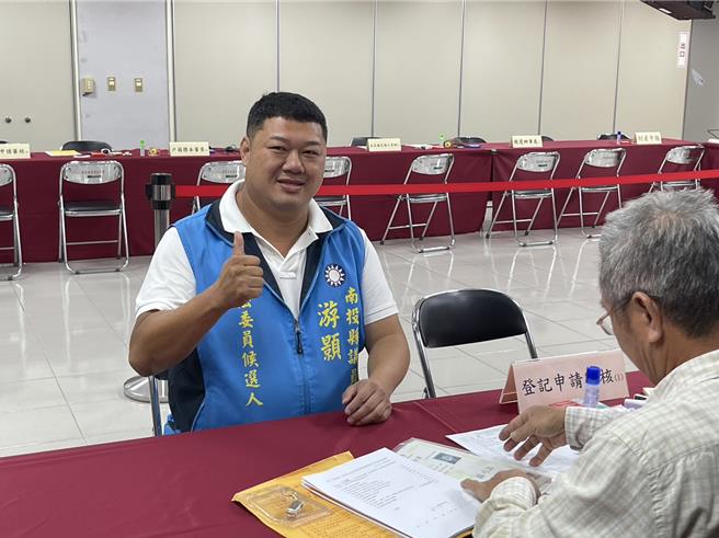 國民黨籍南投縣議員游顥20日搶頭香登記參選投二選區立委，誓言「光復濁水溪線」，與人民站同一陣線捍衛食安、堅守和平。（楊靜茹攝）