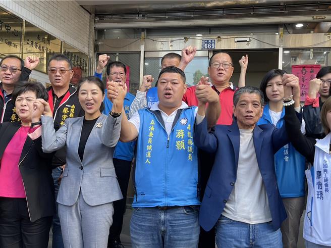 南投縣議長何勝豐（右1）暗批對手、立委蔡培慧說，爭取經費打包沒用，垃圾還是留在南投。（楊靜茹攝）