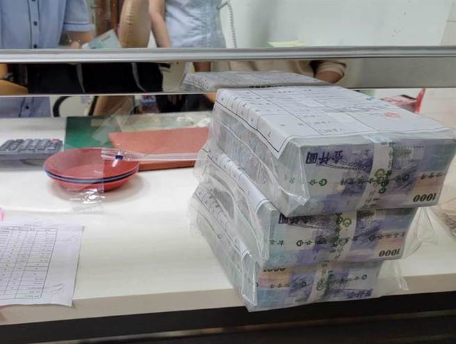 专案小组查扣大批现金。（翻摄画面）