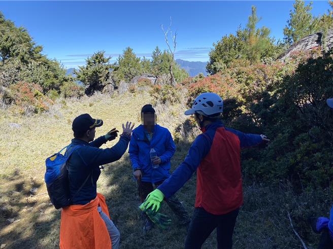 45岁李姓女山友（中）与5名友人攀爬马博拉斯横断，15日离群攻顶疑似迷途失联，靠着充足装备在山林里度过6天低温，搜救人员今天接触到人，将视天候状况申请空勤直升机吊挂下山。（花莲县消防局提供／罗亦晽花莲传真）