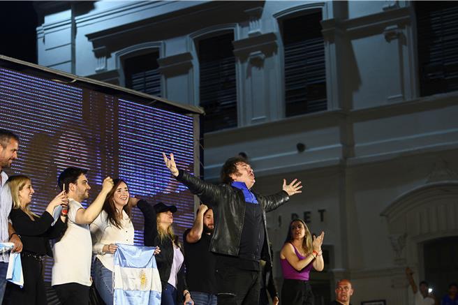 圖為阿根廷候任總統米雷伊 (Javier Milei) 早前出席競選活動的資料照片。（圖／路透社）