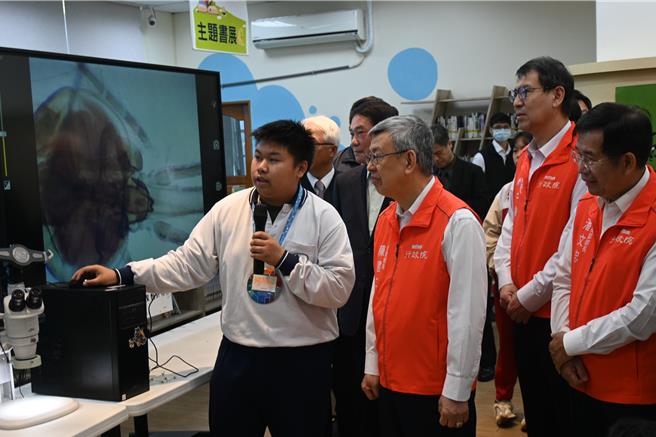 行政院长陈建仁聆听学生报告学习情况。（李京升摄）