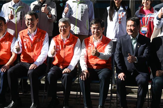 眾人合影留念。（李京升摄）