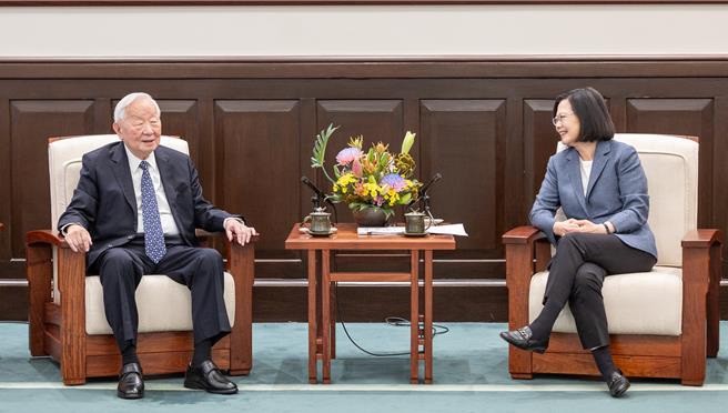 蔡英文总统(右)接见APEC经济领袖会议代表团，向领袖代表张忠谋(左)询问会议状况。（总统府提供）