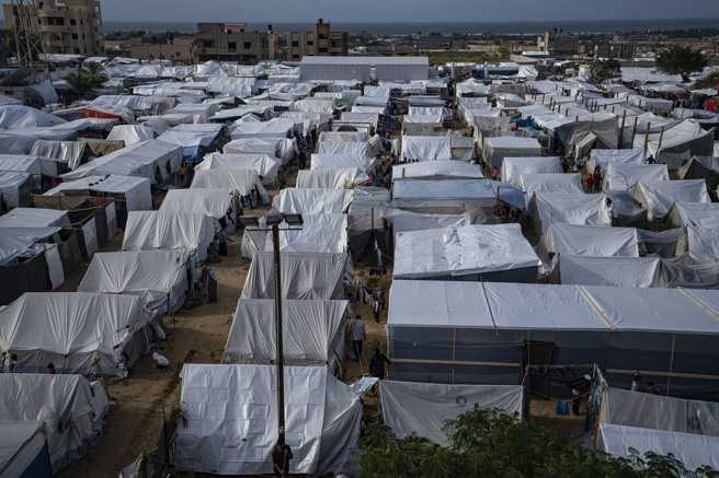 以色列与哈玛斯（Hamas）10月初爆发衝突，由哈玛斯控制的加萨住屋部表示，加萨迄今有超过40%的房屋损坏或损毁。（图/美联社）
