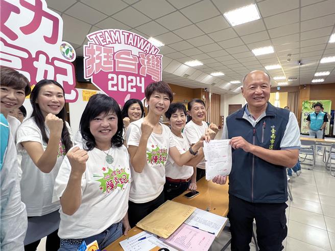 寻求「5连霸」的台南市立委陈亭妃，20日在8位「政治好姐妹」不分党派女性市议员的陪同下，顺利完成第三选区立委参选登记。（洪荣志摄）