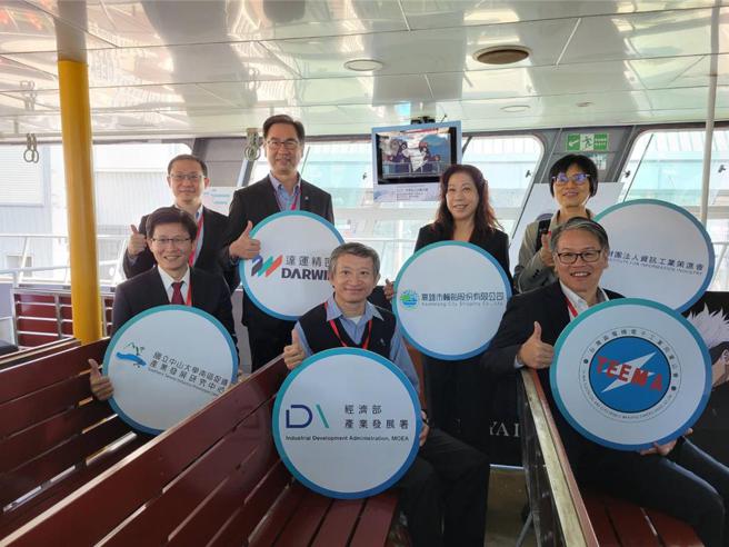 经济部产业发展署副组长蔡忠平（前二）、达运精密董事长蔡国新（后排左二）和高雄轮船公司董事长黄淑美（后排左三）等人，20日展示鼓山轮渡站智慧显示解决方案。图／顏瑞田