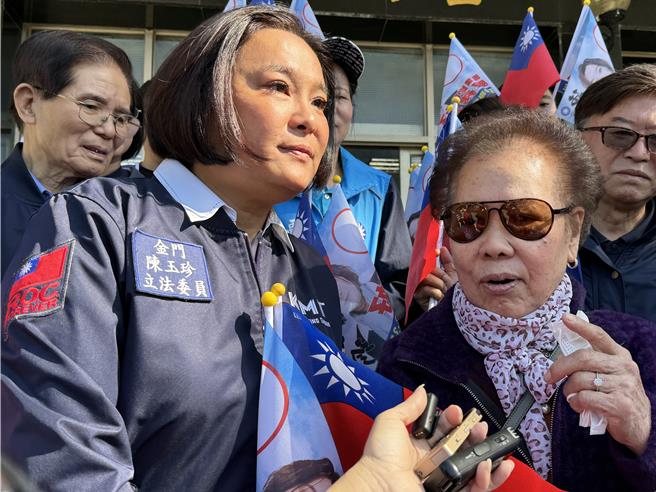 2024总统与立委选举今（20）日开始受理登记，国民党金门籍立委陈玉珍（前左）「抢头香」完成登记，在眾多陪同陈玉珍前往登记参选的支持者中，有一位年近8旬的阿嬷李翠宽（前右），她表示，前年12月前往台北探望女儿与外孙时，因公车紧急煞车而摔倒右脚骨折、腰也受伤，客运公司原本想敷衍了事，幸好辗转找到陈玉珍的帮忙协调下才获得合理的赔偿。（于家麒摄）