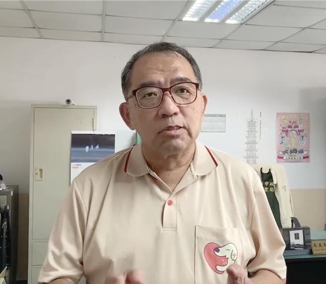 對於有民眾將一隻寵物狗哈士奇置於背包式的寵物箱內帶出門，高雄市動保處副處長段奇漢（見圖）20日呼籲民眾善待犬隻。（動保處提供／林瑞益高雄傳真）