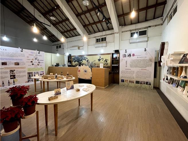 源自于日本的清酒文化，在台湾与法国落地生根并融入在地风俗民情，雾峰区农会与辅仁大学、中兴大学合作策展《碰酒！Bonjour！台法清酒文化展》即日起至12月19日在雾峰农会酒庄展出，带领民眾认识台法清酒文化。（雾峰区农会提供／潘虹恩台中传真）