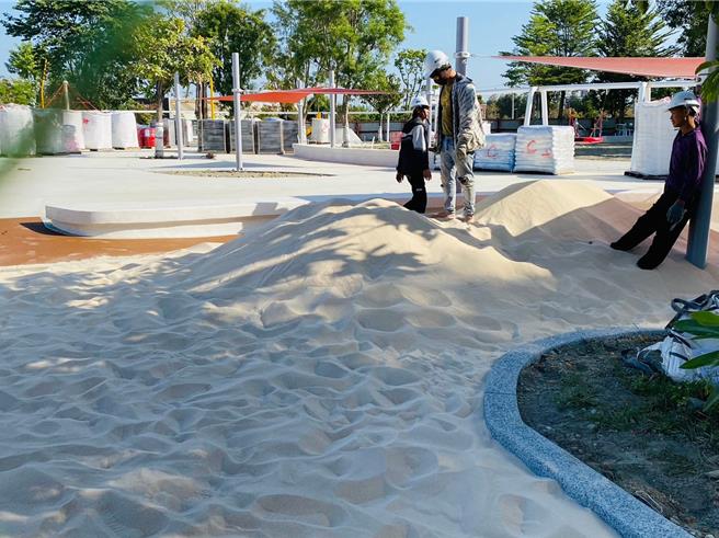 彰化縣田尾鄉怡心園2期優化工程進入倒數，縣府斥資3000萬元，打造休憩步道、共融遊戲探險區、沙坑等，近日工程車吊來大量沙子進入工地，準備完成沙坑遊憩設施，附近民眾看了直呼好期待。（翻攝許淑美臉書／吳建輝彰化傳真）