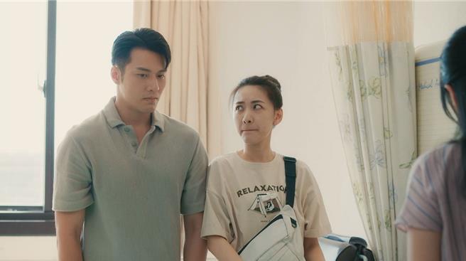 林玟谊（右）、张睿家默默跑出病房。（东森超视提供）