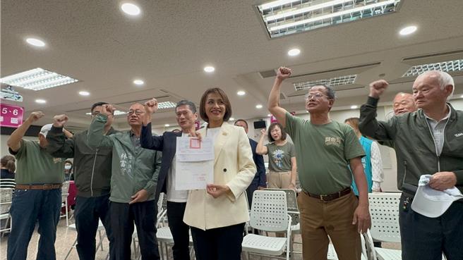 民进党第一选区立委邱议莹今登记时，也狠酸韩国瑜。（柯宗纬摄）