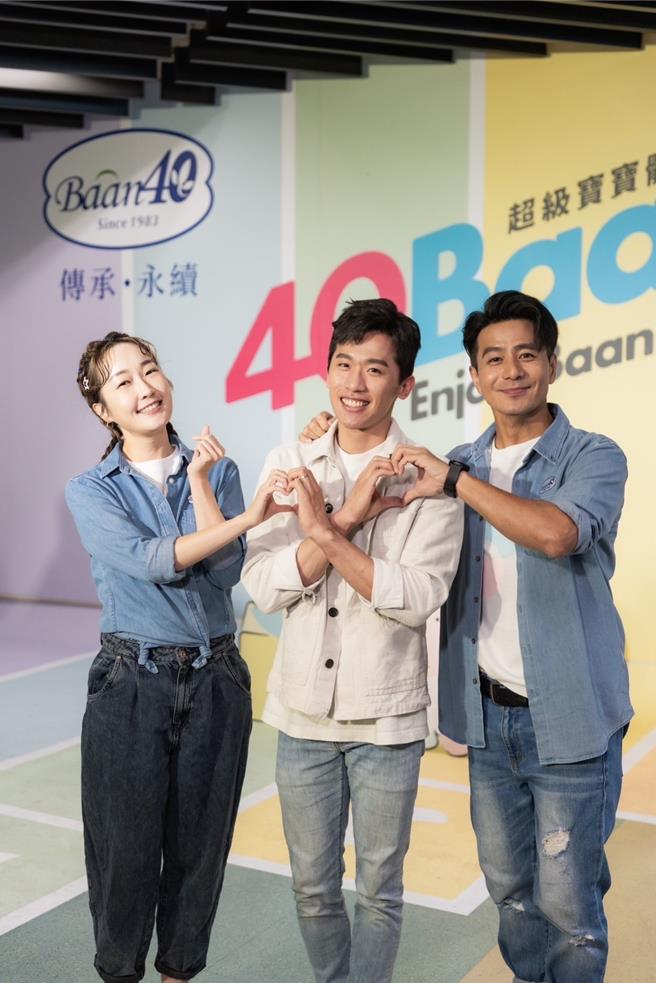 李智凯（中）带孩子餐活动，和巴钰（左）及郭彦均合照。（贝恩提供）