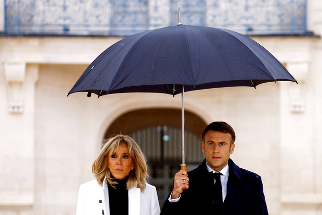 70岁法国第一夫人碧姬．马克宏（Brigitte Macron）谈论与马克宏差了25岁的母子恋，指出等了10年才和马克宏结婚。（资料照／路透社）
