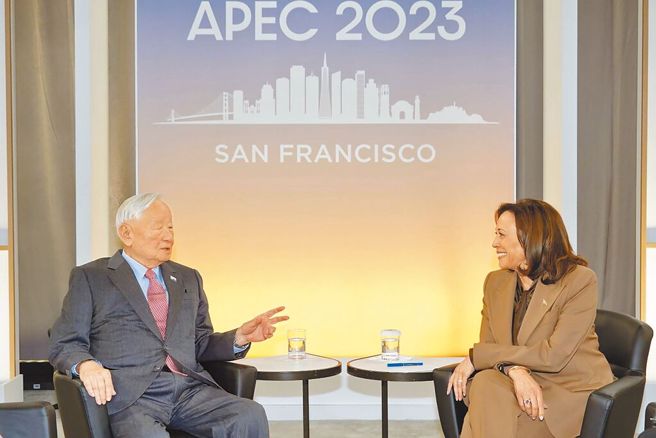 APEC台湾领袖代表张忠谋（左），和美国副总统贺锦丽（右）会晤交流。（APEC台湾代表团提供）