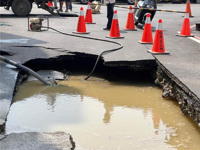 今年3月21日彰化县彰化市平和八街出现一面长5公尺、宽2公尺、地下6公尺深的长方形天坑，由于当天上午连续发生4波有感地震，以为是因地震所致。（本报资料照片）