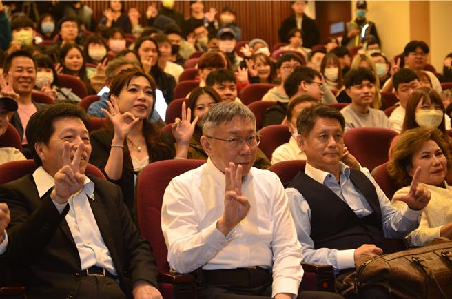 民眾党总统参选人柯文哲20日到开南大学演讲，被问到是否推动世界大同伟大抱负？柯文哲说，自己的普世价值是民主、自由、多元、开放、法治、人权、关怀弱势、永续经营。（赖佑维摄）