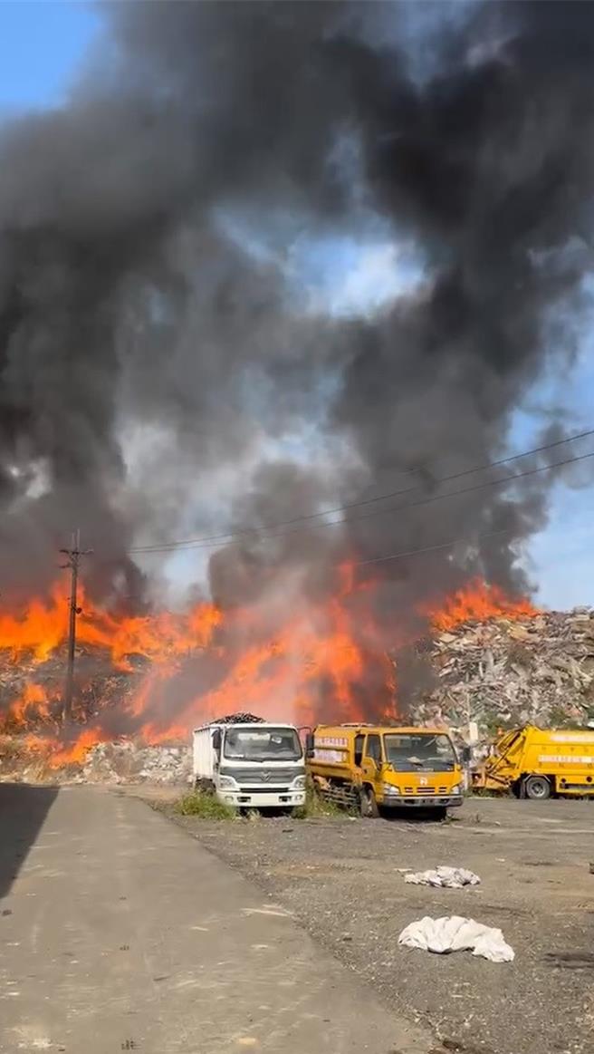 火势相当猛烈，几公里外都能看见浓烟密布。（民眾提供／李京升苗栗传真）