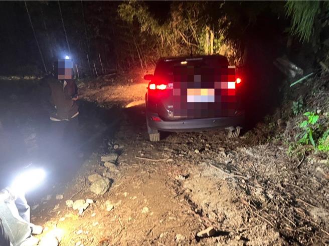 情侶露營車卡產業道路，警救援以巡邏車綁繩索拉車脫困。（警方提供／呂筱蟬桃園傳真）