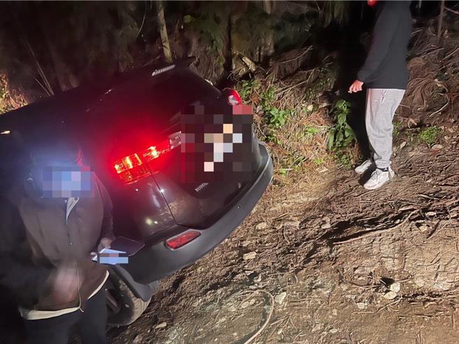 情侶露營車卡產業道路，警救援以巡邏車綁繩索拉車脫困。（警方提供／呂筱蟬桃園傳真）