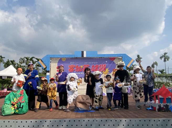 「客加英‧雄讚」双语市集同时结合客语家庭表扬活动，希望提供客英双语友善使用环境，鼓励参访的乡亲好友勇敢的说客语及英语！（图片来源：高雄市客家事务委员会提供）