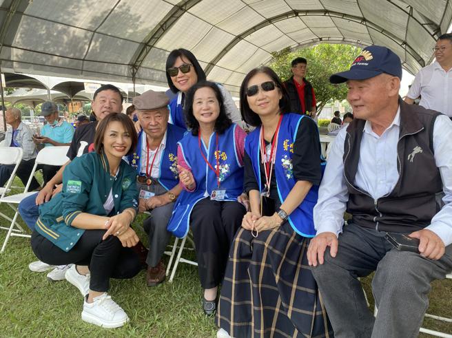 邱议莹立委与客文馆双语导览志工合影（图片来源：高雄市客家事务委员会提供）