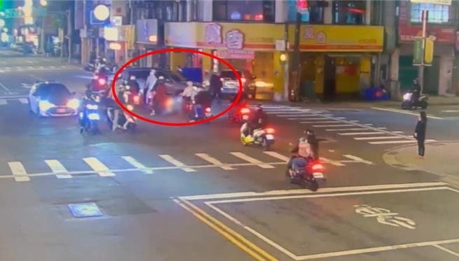 10名年轻人包围张女休旅车，还砸毁车辆，警方获报火速赶抵，当场逮捕带头的2男。（板桥警分局提供）