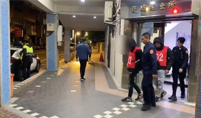 10名年轻人包围张女休旅车，还砸毁车辆，警方获报火速赶抵，当场逮捕带头的2男。（板桥警分局提供）