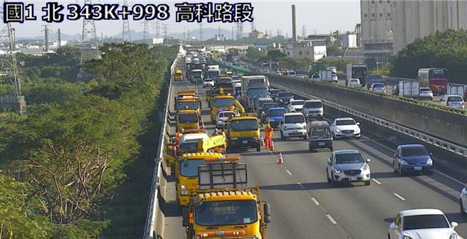 一辆小货车于11月20日下午2时5分行经国道1号北向344.1k冈山路段，因为翻车导致车上的螺丝钉散落一地。此事故造成后方回堵约11公里。（摘自警广即时报APP／林瑞益高雄传真）