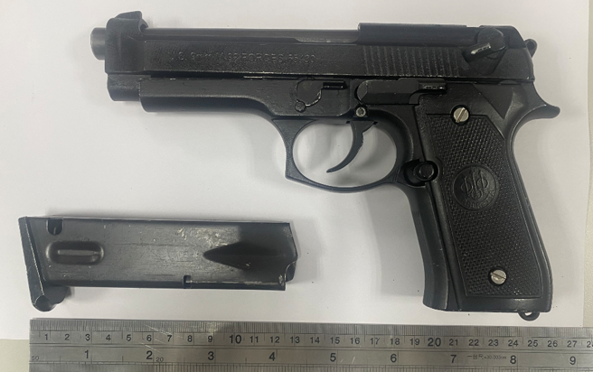 警方网搜发现网路有人公然卖枪，循线在台中逮人。（警方提供）