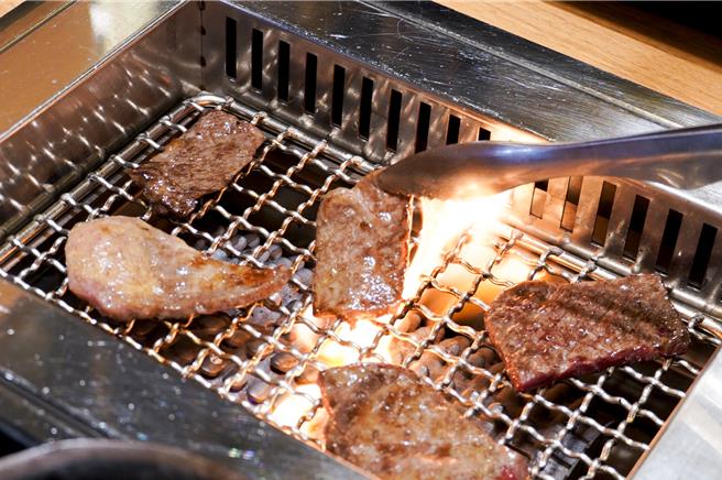 主打单人吃和牛烧肉的「烧肉ChaCha」进驻新店裕隆城，11月30日前，每成人单笔消费满500元，即赠深海透抽1份。（马辣餐饮集团提供）