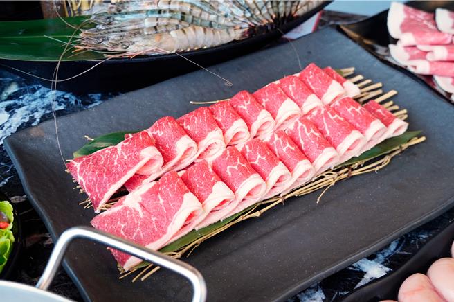 11月30日前，民眾到「新马辣」消费打卡并在指定贴文下方留言，全桌即可享有美国神仙牛吃到饱。（马辣餐饮集团提供）