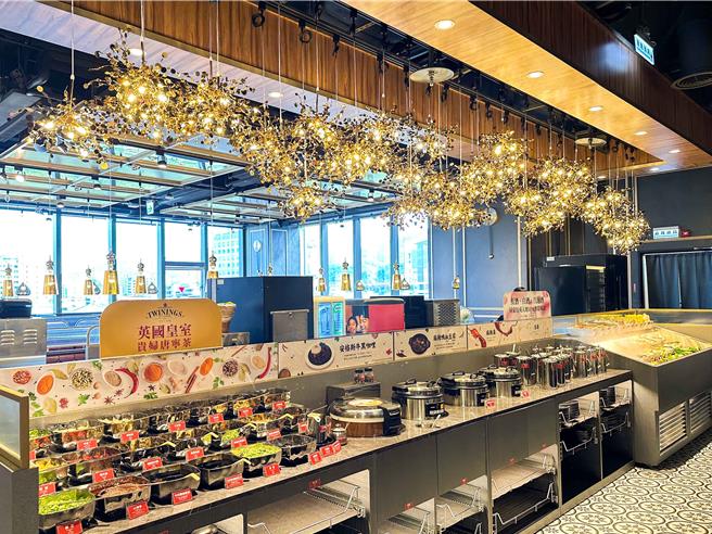 「新马辣」以全新概念打造裕隆城店，设置全日配有冰温水雾可长效保鲜的开放式自助吧，提供多款餐点与汤壶自取。（马辣餐饮集团提供）