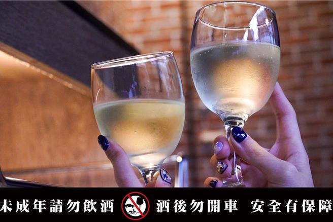 「新马辣」裕隆城店，客人可用50元升级「时尚餐酒铜板价畅饮」超值方案，享3款高檔餐酒无限畅饮。（马辣餐饮集团提供）