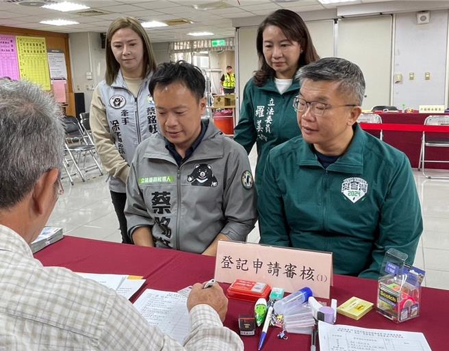 民进籍南投县议员蔡铭轩（左）在立法院副院长蔡其昌（右）陪同下，登记参选投一选区立委，挑战蓝营立委马文君。（杨静茹摄）