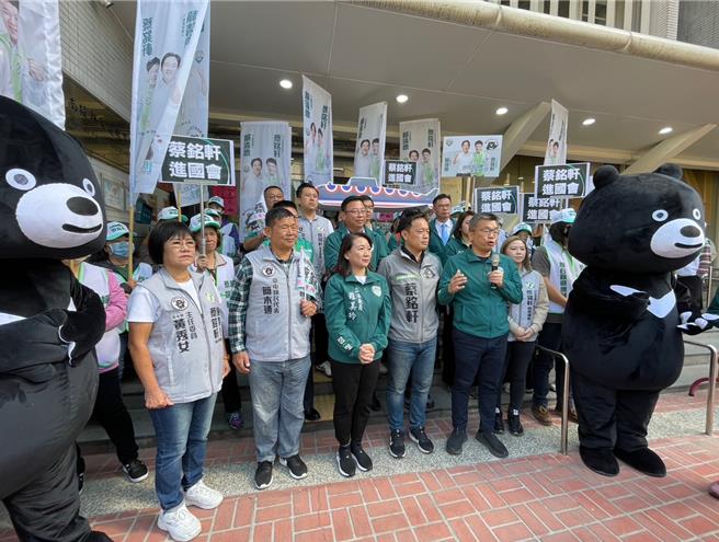 民进党籍蔡铭轩登记参选投一选区立委，支持者扛国造潜舰「海鲲号」纸板，紧咬蓝营立委马文君的潜舰争议。（杨静茹摄）