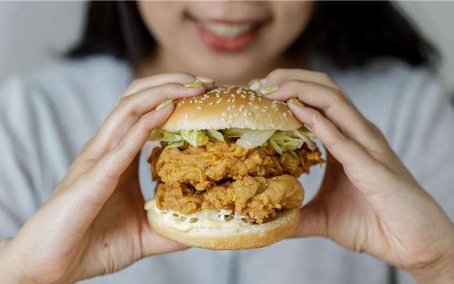 肯德基11月21日起限定回归「双层咔啦鸡腿堡」，于APP购买有机会抽iPhone 15 Pro。（肯德基提供／朱世凯台北传真）