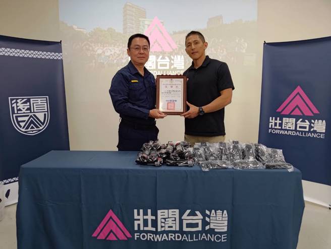 芦洲警副分局长郑志忠致赠感谢状。（图 / 刘咏韵翻摄）