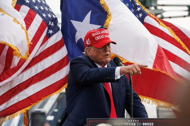 前美国总统川普今天南下到美墨边界举办竞选造势活动，更坚定地放话要强硬打击无证移民。（图/路透社）
