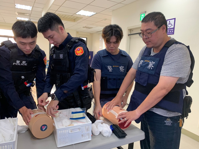 员警分组进行情境模拟演练。（图 / 刘咏韵翻摄）
