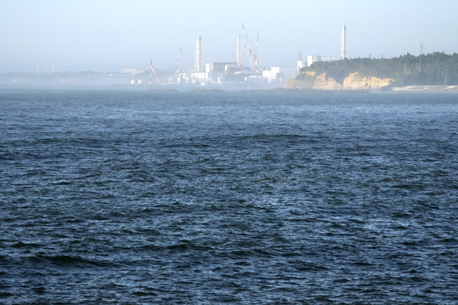 东电11月2日至19日排放第3波约7800吨的核处理水入海，并于今天使用淡水清洗管线内剩余的核处理水后，结束第3波排海作业。（图/美联社）
