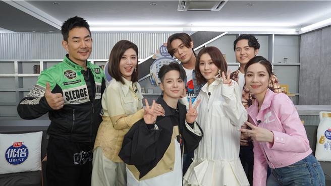 苏慧伦在《我们的歌》与Amber、任贤齐、告五人 共组「包山包海」白安加入帮唱。（相信音乐提供）