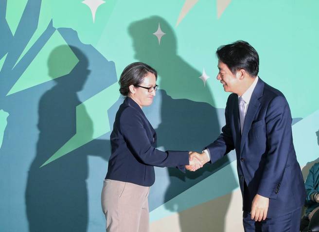 民进党总统参选人赖清德（右）20日在竞选总部召开记者会，正式宣布副手由前驻美代表萧美琴（左）出任。（赵双杰摄）