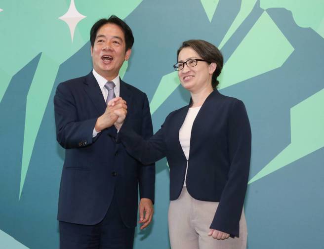 民进党总统参选人赖清德（左）20日在竞选总部召开记者会，正式宣布副手由前驻美代表萧美琴（右）出任，两人携手亮相给媒体拍照。（赵双杰摄） 