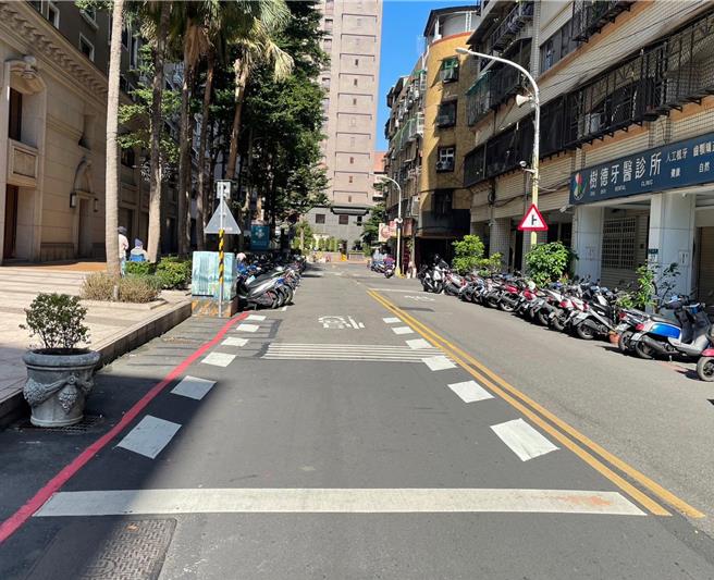 2023年11月20日新北市／楔形减速标线」目的是利用两侧白色方块标线，让车辆通行时在视觉上感受到路幅宽度缩减，降低行车速度。（吕家恺办公室提供／刘玮晴新北传真）