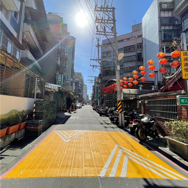 2023年11月20日新北市／「减速平台标线」，採用鲜明的黄色涂层搭配箭头，改善传统减速丘通过时造成的震动感，降低车辆行经时产生噪音等缺点，提醒用路人提早注意减速。（吕家恺办公室提供／刘玮晴新北传真）