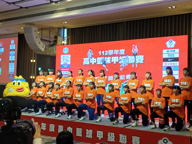 112学年HBL高中篮球甲级联赛女子组参赛队伍在开赛记者会上合照。（陈筱琳摄）