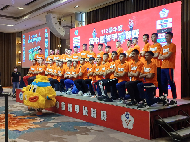 112学年HBL高中篮球甲级联赛男子组参赛队伍在开赛记者会上合照。（陈筱琳摄）