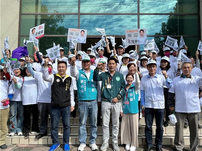 有「中坜周杰伦」之称的桃园市议员彭俊豪20日在亲友陪同下抢绿营头香，完成参选登记，誓言关心在地、翻转中坜。(蔡依珍摄)